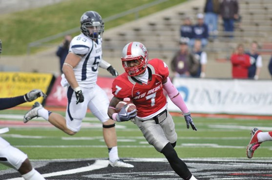 Wide receiver Lamaar Thomas makes a charge.