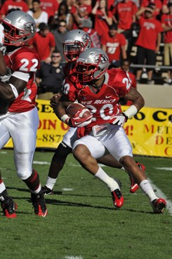 Deon Long carries the ball for the Lobos
 Crusoe Gongbay (22), Deon Long (20)