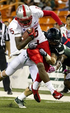 New Mexico wide receiver SaQwan Edwards (15) is grabbed from behind by Hawaii safety Charles Clay but Edwards still rumbles in for a touchdown in the...